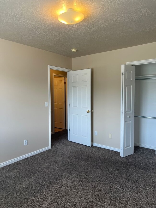 Building Photo - Brentwood Upper Level Condo - 2 Bed, 1 Bath with Washer/Dryer and Optix Internet!