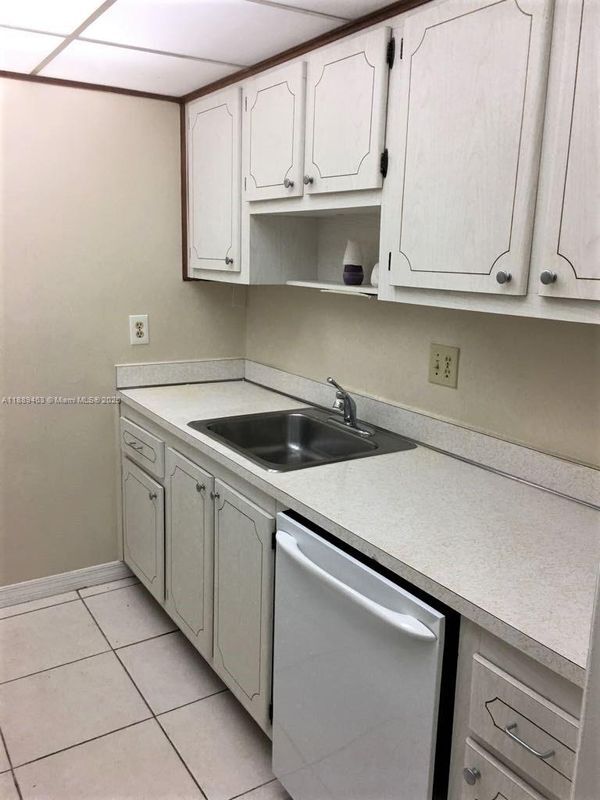 Building Photo - 14201 N Kendall Dr