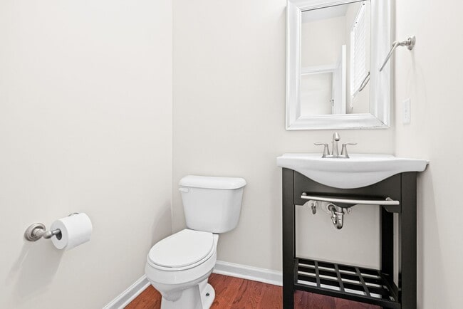Building Photo - Well Maintained End Unit Townhome with Community Pool! Available July 14th!