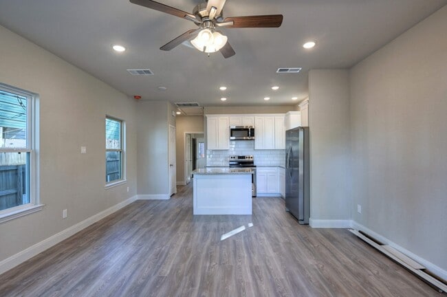 Building Photo - 9638 WARM Spgs