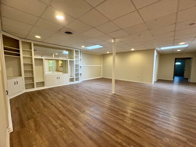 Building Photo - 1325 W Poplar St