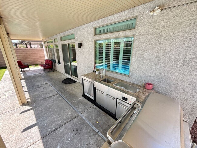 Building Photo - Contemporary 4Bed/3Bath/3 Car/+ Loft -residence located in the Silverado Ranch area