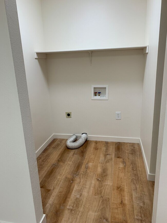 Building Photo - 3 Bdrm, 1 & 1/2 Ba | Muldoon & E 36th Ave area | ASK ABOUT HOLIDAY MOVE IN SPECIAL!!