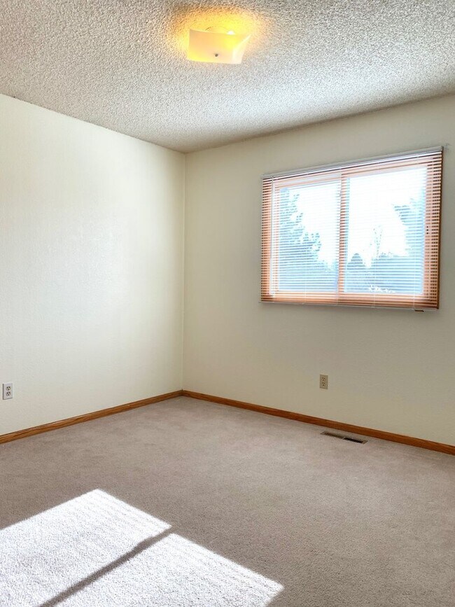 Building Photo - Beautiful & Spacious 4 Bedroom 2.5 Bath Home with 2 Car Attached Garage on Large Lot in South For...