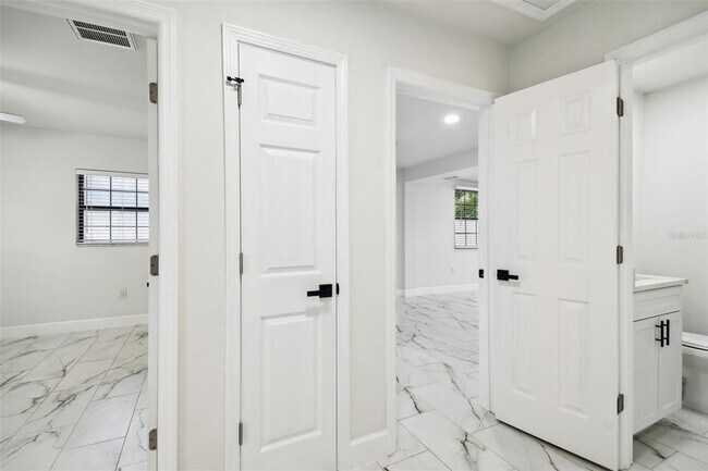 Building Photo - 4910 N Darby Ave