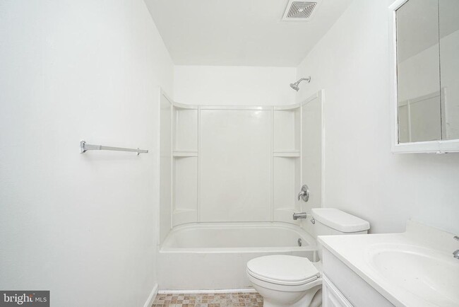 Building Photo - 69 Vanderbilt Ct