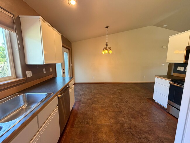 Building Photo - Now renting 3 bedroom House
