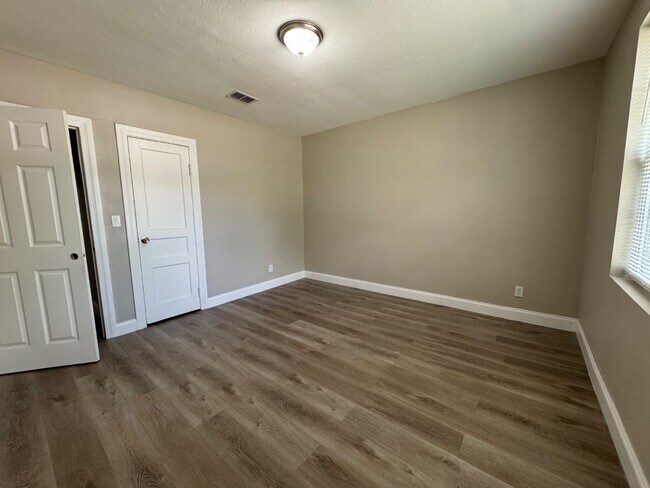 Building Photo - 704 St Clair St