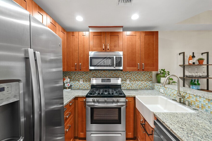 Building Photo - 5303 Satsuma Ave