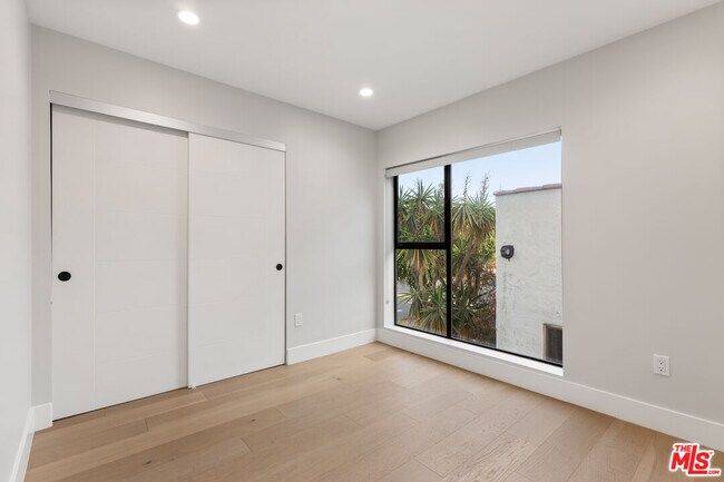 Building Photo - 807 N Detroit St