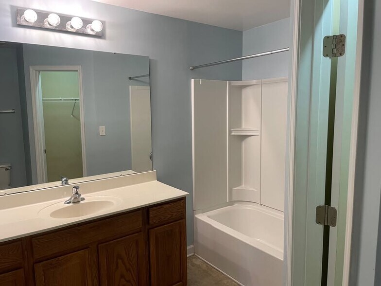 Building Photo - 2161 Shady Pond Dr