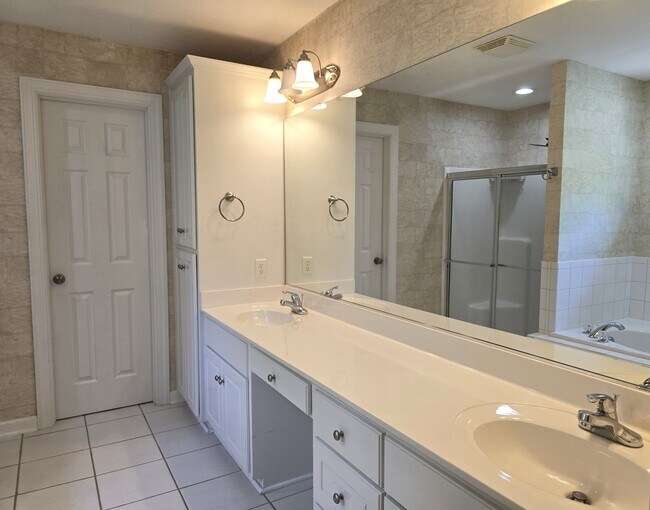 Building Photo - 932-p932 Windmill Pkwy