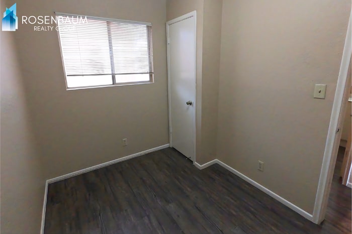 Building Photo - 905 S Ash Ave