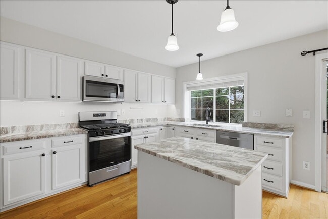 Building Photo - Updated 3BR End-Unit Townhome in Ashburn Farm
