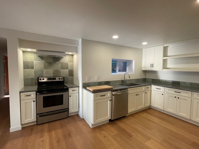 Kitchen - 975 Edgewater Rd