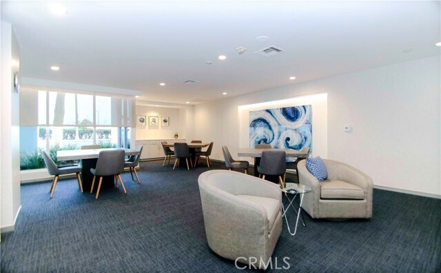 Building Photo - 525 E Seaside Way