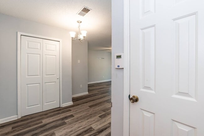 Building Photo - One Bedroom Condo With GREAT Location!