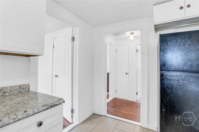 Building Photo - 906 E 39th St
