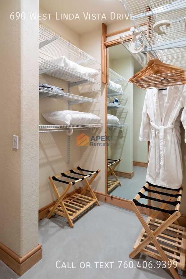 Building Photo - 690 W Linda Vista Dr