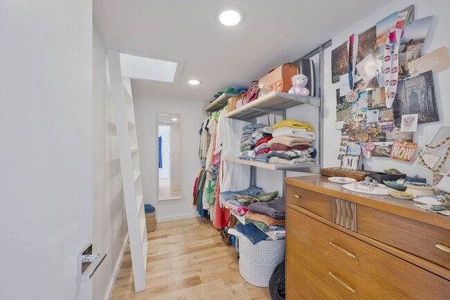 Building Photo - Custom-Built 4 Bed/ 2 Full + 2 Half Bath Modern Home at the base of Love Circle, Fully Furnished,...