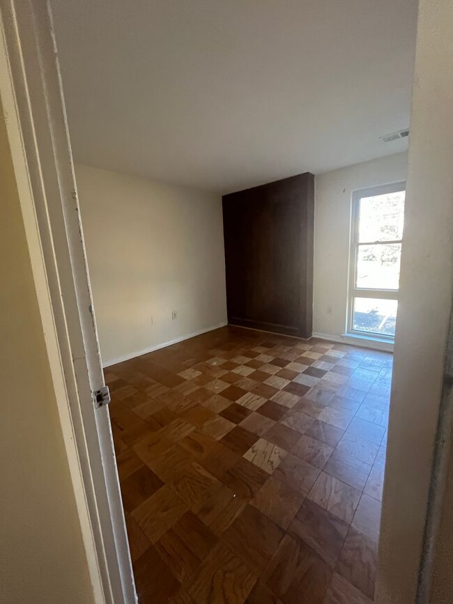 Building Photo - Charming 2 BR/1.5 BA Condo in Silver Spring!