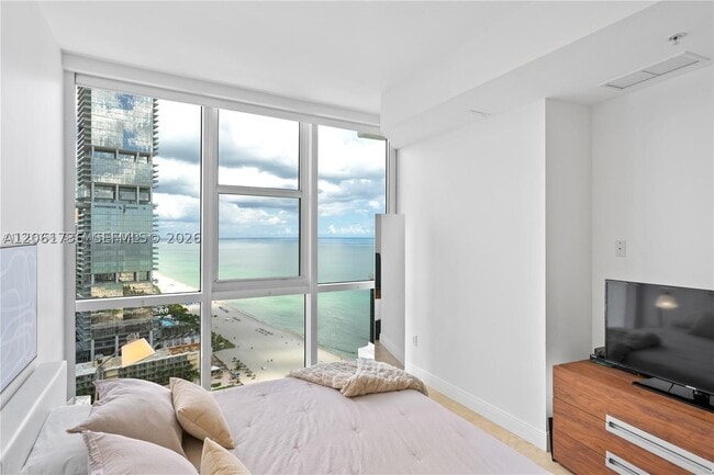 Building Photo - 18201 Collins Ave