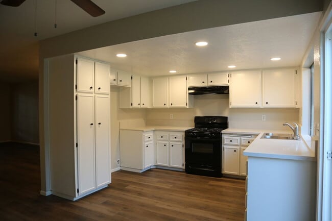 Building Photo - 204 San Luis Rey Dr