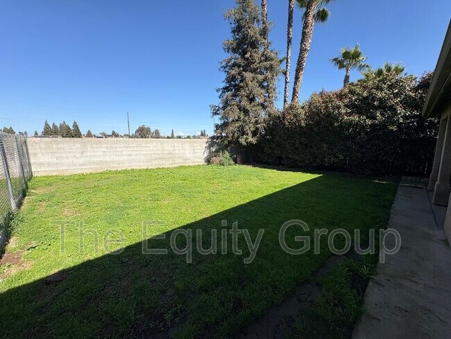 Building Photo - 1422 E Mesa Ct