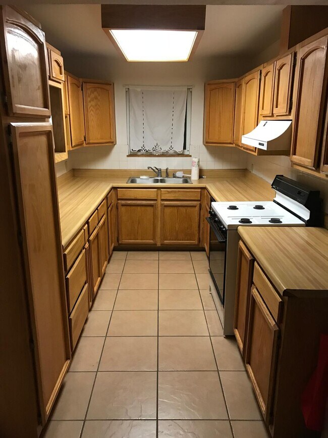 Building Photo - 1304 Buena Vista Dr SE