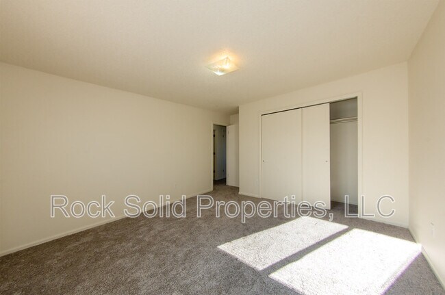 Building Photo - 1825 Edgewater Ave