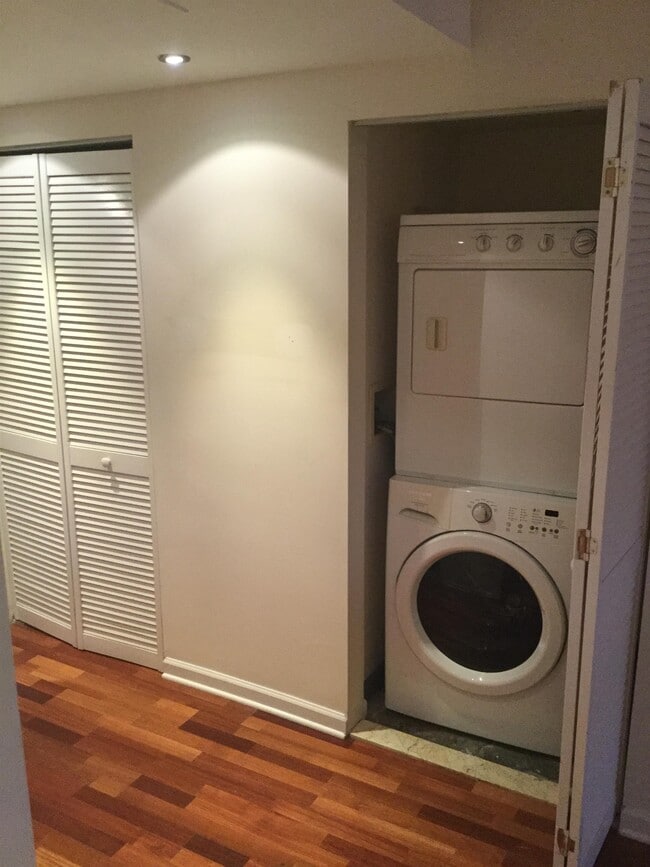 Building Photo - 700 1st St