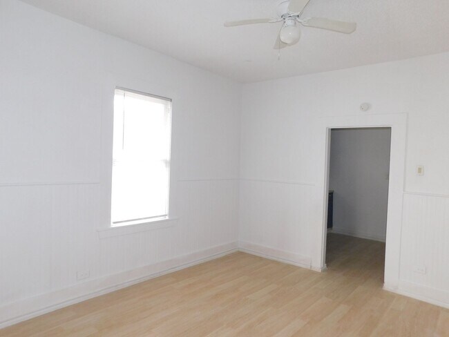 Building Photo - Cozy & Convenient Living in San Antonio’s East Side