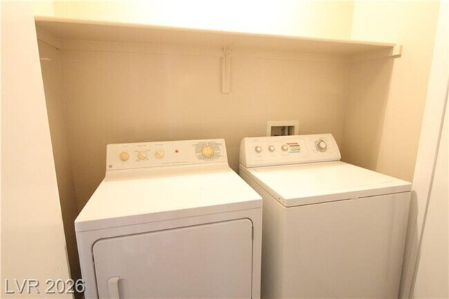 Building Photo - 2 Bedroom Condo w/ 1 CAR GARAGE