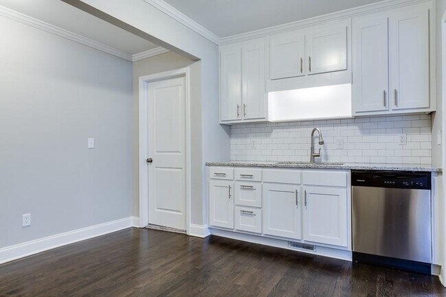 Building Photo - 124 Woodbine Cir SE