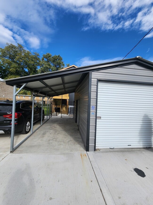 Building Photo - 243 W Swann St