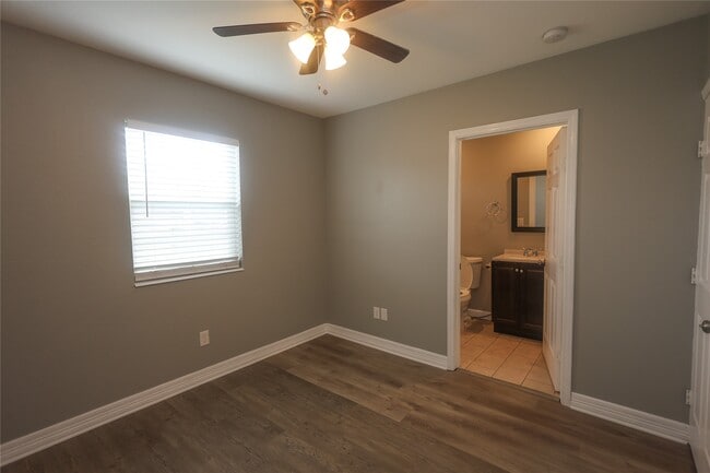 Building Photo - 23901 S Wildwood Dr