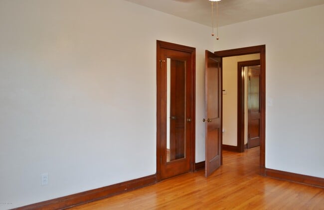 Building Photo - 2557 Dellwood Ave