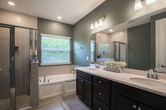 Building Photo - Stunning Home in Desirable Neighborhood