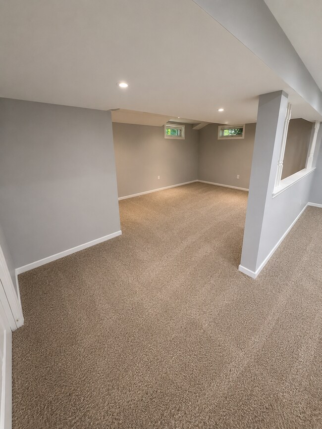 Building Photo - Renovated 2 Bed + Finished Basement | 1.5 Bath | Half Off Deposit | All Housing Vouchers Welcome!
