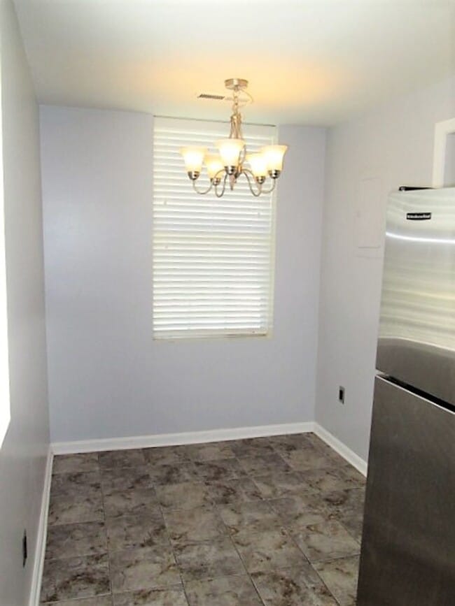 Building Photo - Charming 1 Bed 1 Bathr Condo In Much Sough...
