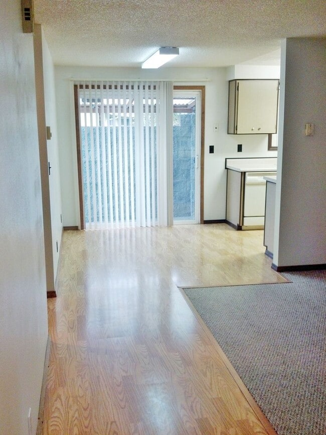 Building Photo - 677n52