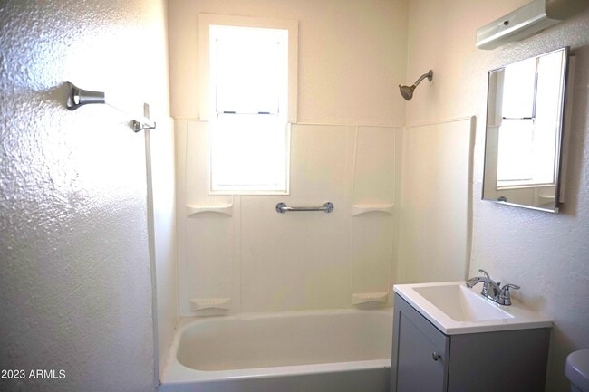 Building Photo - 557 Graham Pl