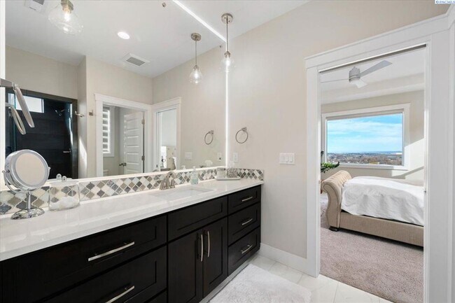 Building Photo - Stunning 5 Bedroom 4 Bath w/Daylight Basement West Richland!!!