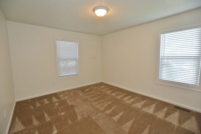 Building Photo - READY 11-03-25!! Completely Updated 2-Bedr...