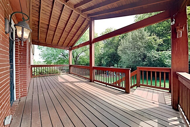 Building Photo - 534 Whispering Hills Dr