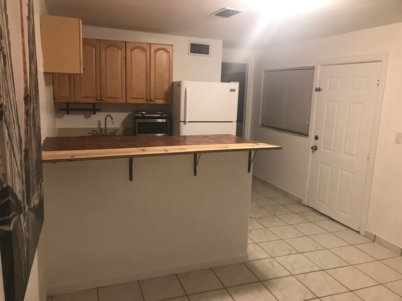 Primary Photo - 6455 SW 33rd St