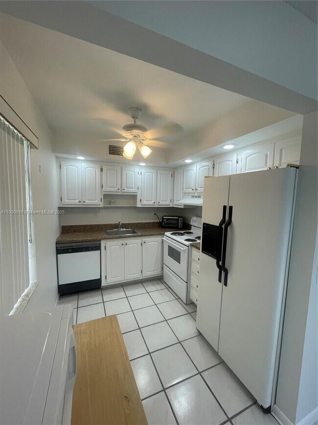Building Photo - 485 Flanders K
