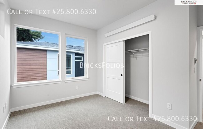 Building Photo - 1212 Harrington Ave NE