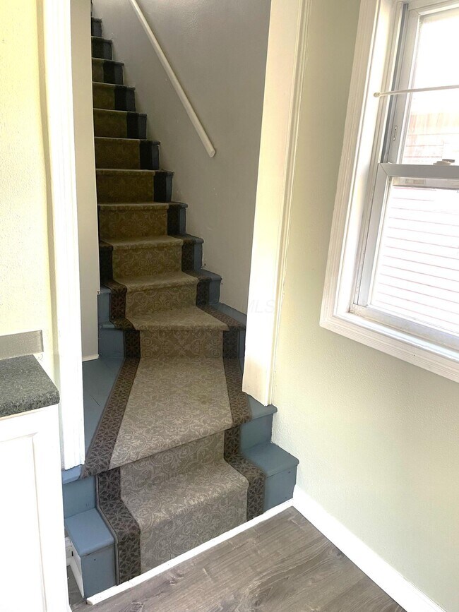 Building Photo - 264 W 8th St