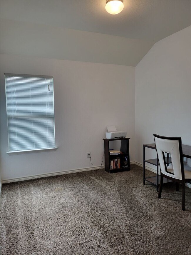 Building Photo - Open floor plan & small pets allowed! 3BD/2BA home in Killeen!